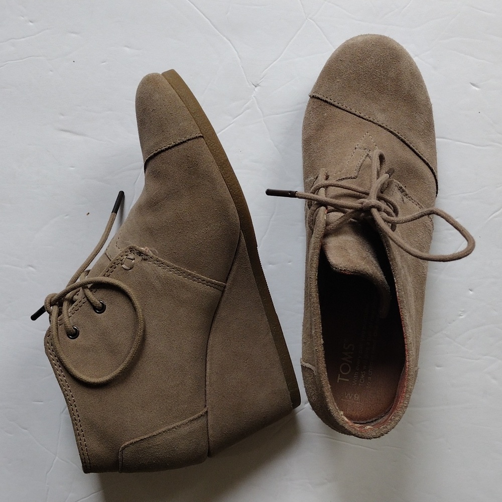 TOMS Wedge Ankle Boots Lace Up Tan Suede Size 9